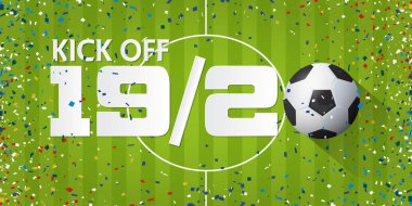 Futbol veya futbol futbol sahası arka plan üzerinde futbol topu ve kağıt konfeti ile afiş başladı. Futbol veya futbol açılış sezonu konseptinde Banner şablonu tasarımı. Vektör 