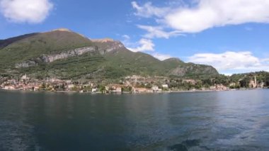 Como Gölü'nün güzel manzarası. Yeşil dağlarla çevrili büyük mavi bir göl. İtalya, Lombardiya, Avrupa
