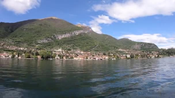 Como Gölü'nün güzel manzarası. Yeşil dağlarla çevrili büyük mavi bir göl. İtalya, Lombardiya, Avrupa — Stok video
