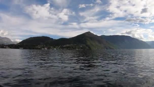 コモ湖の美しい光景。緑の山々に囲まれた大きな青い湖。イタリア, ロンバルディア州, ヨーロッパ — ストック動画