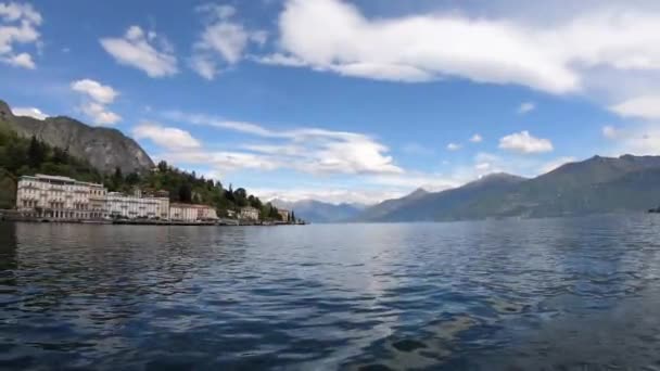 Hermosa escena del lago Como. Gran lago azul rodeado de verdes montañas. Italia, Lombardía, Europa — Vídeo de stock