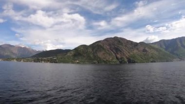 Como Gölü'nün güzel manzarası. Yeşil dağlarla çevrili büyük mavi bir göl. İtalya, Lombardiya, Avrupa