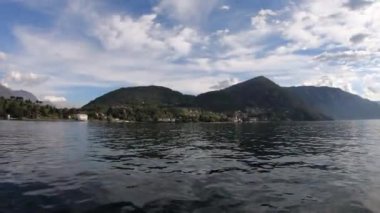 Como Gölü'nün güzel manzarası. Yeşil dağlarla çevrili büyük mavi bir göl. İtalya, Lombardiya, Avrupa