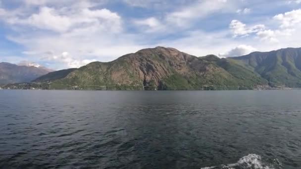 Hermosa escena del lago Como. Gran lago azul rodeado de verdes montañas. Italia, Lombardía, Europa — Vídeo de stock