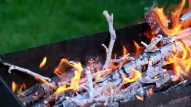  Dışarıda, yaz aylarında barbekü pişirmeye hazırlık. Yemek, ısı ve barbekü konsepti.