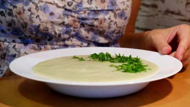 Жінка їсть вегетаріанський суп з апетитом. Дегустація просто готує суп на кухні — стокове відео