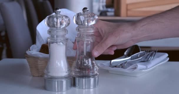 Mano Masculina Tomando Sal Pimienta Mesa Dentro Del Restaurante Sirviendo — Vídeo de stock