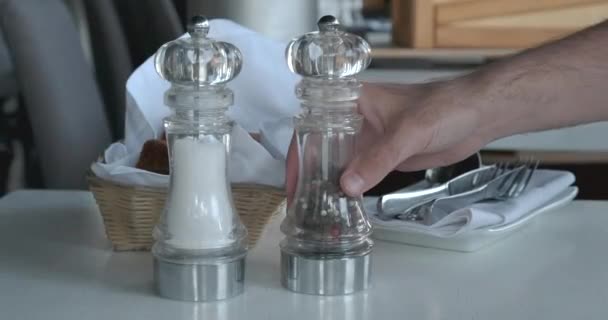 Mannelijke Hand Neemt Zout Peper Tafel Restaurant Serveert Een Café — Stockvideo