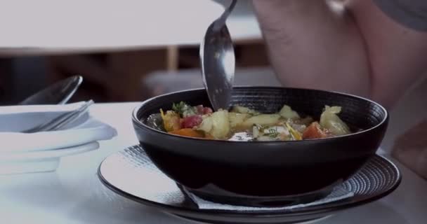 Młody Człowiek Brodą Jedzący Zupę Warzywną Popato Prostej Dziennej Atmosferze — Wideo stockowe