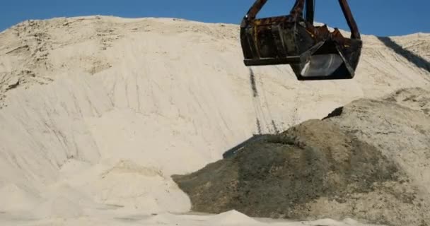 Abbau Von Flusssand Portalkräne Auf Dem Flusshafen Laden Sand Lieferung — Stockvideo