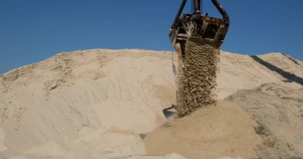 Extração Areia Rio Guindastes Pórtico Ribeirinha Carregam Areia Entrega Carga — Vídeo de Stock