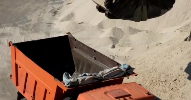 항구에 두루미들은 모래를 싣습니다 자재를 자동차를 강변에 양동이 화물선 — 비디오