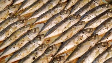 Küçük sardalya balığı. Kızarmış deniz balığı pişiriyorum.