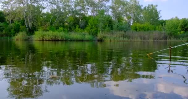 Rybářská Prut Plout Řece Letním Dni Rybářské Náčiní Cívkou Klecí — Stock video