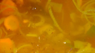  Sebze veya minestrone çorbası soba üzerinde metal bir tencerede pişirin