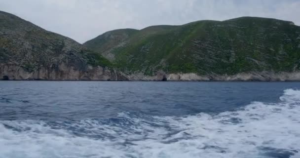 Vacker Havsstrand Och Berg Nära Navagio Zakynthos Båttur Grekland Joniska — Stockvideo