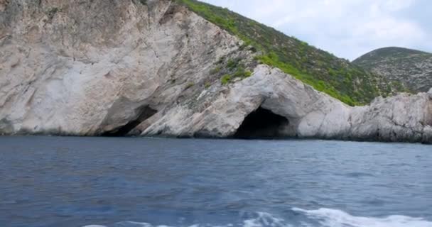 ナバギオ近くの美しい海岸と山々 ザキントス ギリシャのボート旅行イオニア諸島 — ストック動画