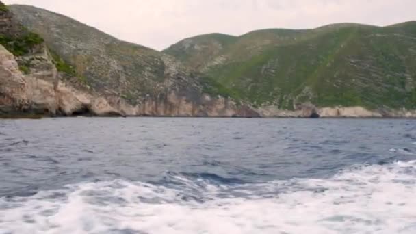 Navagio Yakınlarındaki Güzel Sahil Dağlar Zakynthos Yunanistan Daki Tekne Gezisi — Stok video