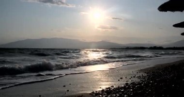 Deniz dalgaları ve kumlu sahil, doğa arka planı.