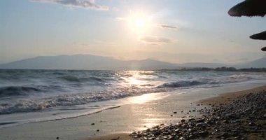 Deniz dalgaları ve kumlu sahil, doğa arka planı.