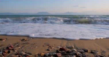 Deniz dalgaları ve kumlu sahil, doğa arka planı.