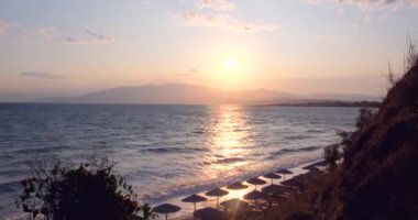 Deniz dalgaları ve kumlu sahil, doğa arka planı.