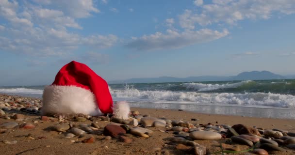 Weihnachten Weihnachtsmann Hut Tropischen Sandstrand Mit Ruhigen Wellen Winterurlaub Neujahrsfeier — Stockvideo