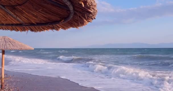 茅葺き屋根の傘を通して海の熱帯のビーチの海と美しい景色 透明なターコイズブルーの海を背景に空の砂浜 休日のコンセプト — ストック動画