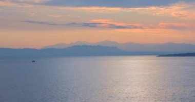 Gemi güvertesinden deniz dalgaları ve gökyüzünde sabah güneşinin doğuşunu seyret. Güneş 'in doğuşunun arka planına karşı küçük dalgalarla deniz yüzeyinin yavaş hareketi. Suyun üzerindeki güneş yolu. Altın ışık. Panorama