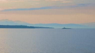  Gemi güvertesinden deniz dalgaları ve gökyüzünde sabah güneşinin doğuşunu seyret. Güneş 'in doğuşunun arka planına karşı küçük dalgalarla deniz yüzeyinin yavaş hareketi. Suyun üzerindeki güneş yolu. Altın ışık. Panorama