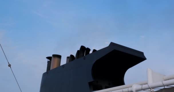轮渡船造成的海洋污染 烟囱在海上的渡船上抽烟 生态问题和全球变暖概念 渡船漏斗的黑烟 空气耗竭 — 图库视频影像