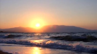  Tropik sahilde inanılmaz bir gün doğumu. Denizin üzerinde sarı güneş. Turuncu renk dalgaları. Doğa geçmişi. Güzel sakin bir sahne. - Günaydın. Güneş ışığı su yüzeyine yansıyor