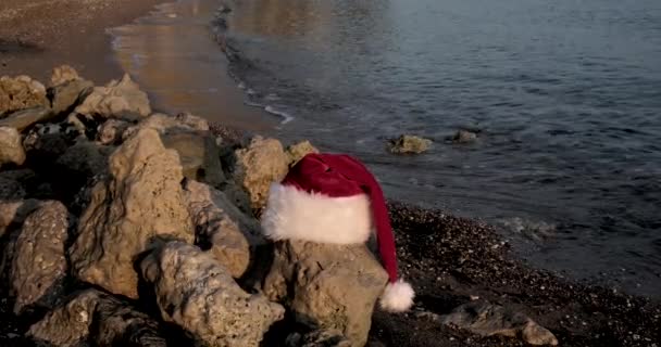 Juljultomten Hatt Tropisk Sandstrand Med Lugna Vågor Vinterlov Nyårsfirande Begreppet — Stockvideo