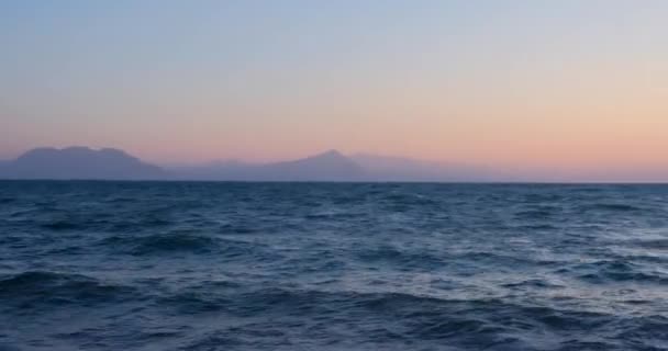 热带海滩上令人惊奇的日出 海面上的黄日 橙色的波浪 自然背景 美丽的宁静的场景 早上好水面上的阳光反射 — 图库视频影像