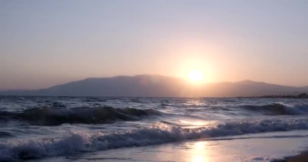 Wspaniały Wschód Słońca Nad Tropikalną Plażą Żółte Słońce Nad Morzem — Wideo stockowe