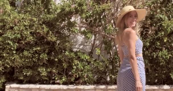 Mujer Vestida Con Vestido Sombrero Paja Está Caminando Por Jardín — Vídeo de stock