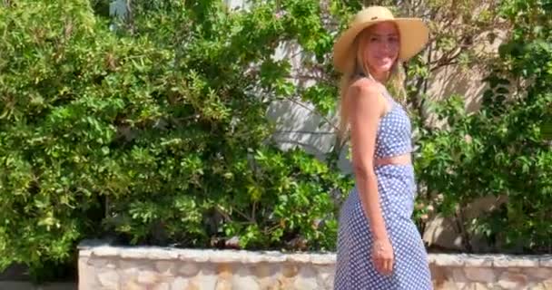 Γυναίκα Ντυμένη Φόρεμα Και Ψάθινο Καπέλο Περπατά Στον Κήπο Καλοκαίρι — Αρχείο Βίντεο