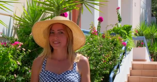 Elbise Hasır Şapka Giymiş Bir Kadın Bahçede Yürüyor Yaz Zamanı — Stok video