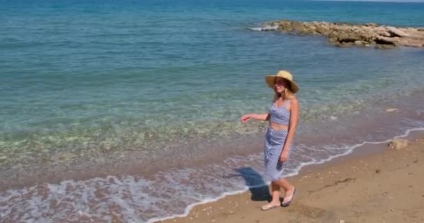 Jonge Mooie Vrouw Jurk Lopen Het Zomerstrand Meisje Met Strohoed — Stockvideo