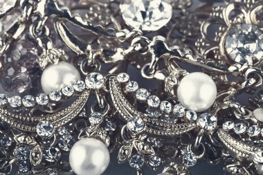 Kadınlar için değerli taşları, incileri ve elmasları olan güzel moda mücevherleri. Kolye, küpe, yüzük, zincir, broş gibi pek çok değerli mücevherler sarı ve beyaz altından yapılmıştır.