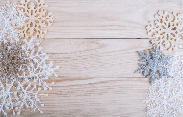Сніжинки Межують Гранжевому Дерев Яному Фоні Концепція Зимових Свят Різдвяна — стокове фото