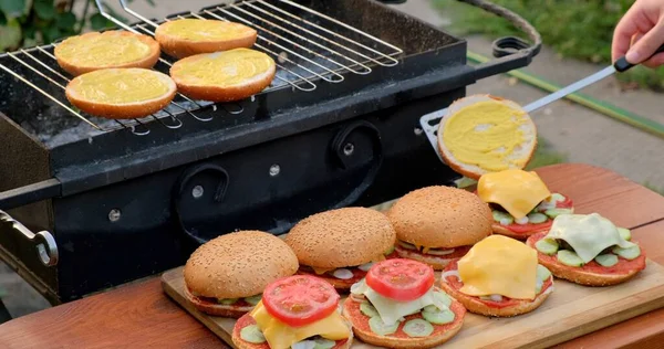 바비큐는 고기로 햄버거를 만들죠 맛있는 샌드위치를 만드는 있지만 건강에 패스트푸드를 — 스톡 사진