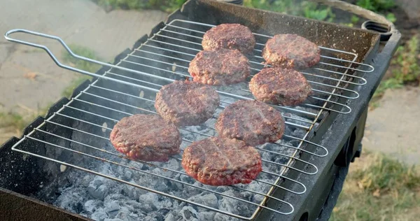 비프와 패티는 버거를 갈에서 커틀릿 요리를 고기를 먹는다 버거는 야외에 — 스톡 사진