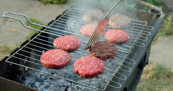 牛肉和猪肉馅饼给汉堡 用Mangal做小刀烤肉切肉 厨师在街上吃汉堡包 夏天在大自然中野餐 味道鲜美 — 图库照片