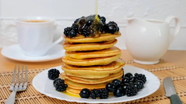 Pancakes Sweet Honey Pouring Dessert Berry Fruit Tasty Breakfast Food — Stock Photo, Image