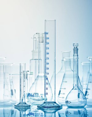 çeşitli düzenlenmiş şişelerin yakın görünümü