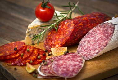 ahşap zemin üzerinde servis kesilmiş sosis yakın görünümü