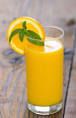 sağlıklı portakal suyu cam yakından görünümü