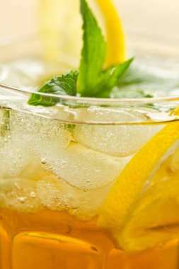 limon ile ferahlatıcı buz çay içeceği yakından görünümü