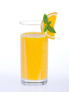 beyaz arka plan üzerinde sağlıklı portakal suyu cam yakından görünümü